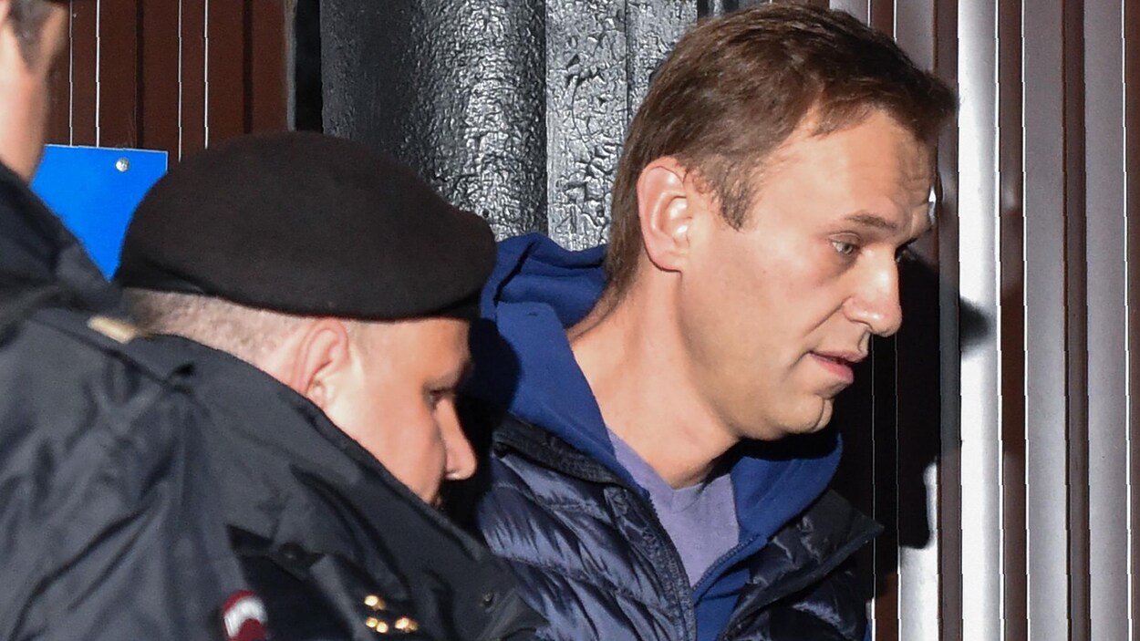 Alexeï Navalny est emmené par des policiers russes. Alexeï Navalny est emmené par des policiers russes.