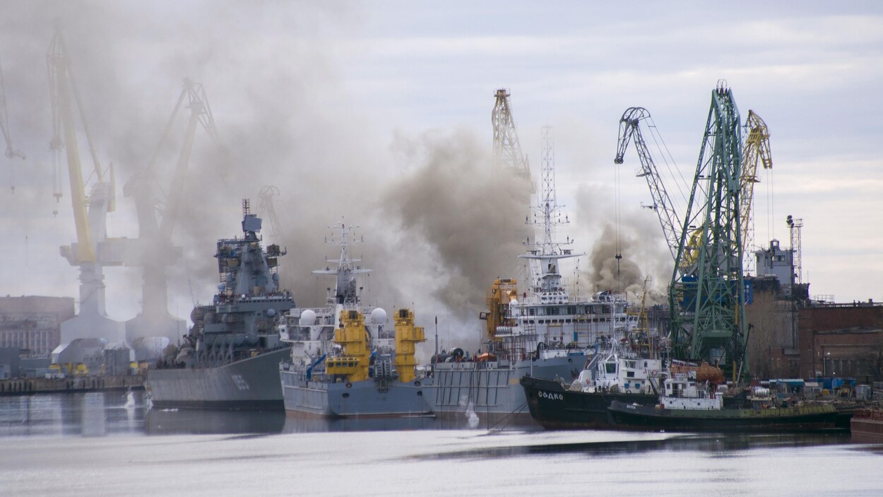 Vue générale montrant la fumée s'élevant au-dessus du quai du chantier naval