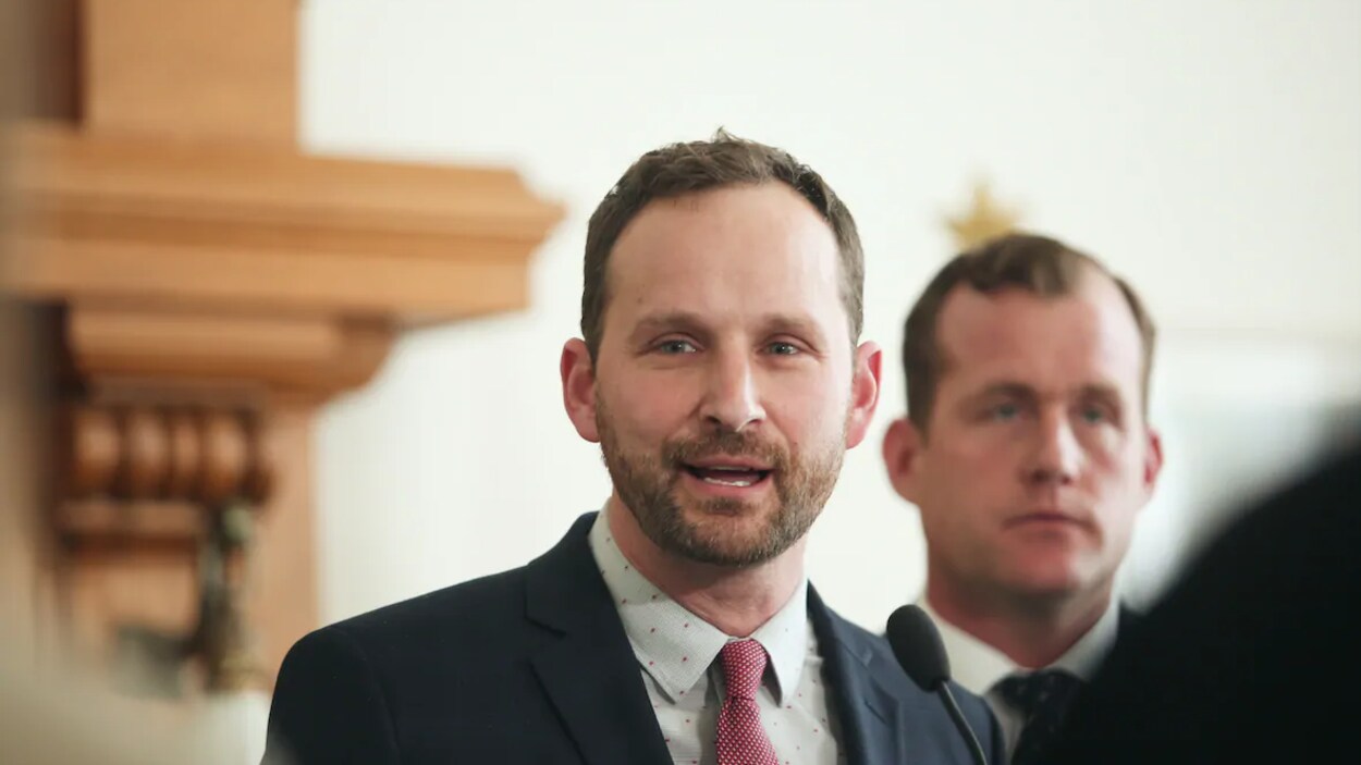 Ryan Meili en conférence de presse.