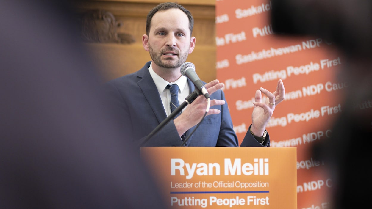 Ryan Meili en point de presse à l'Assemblée législative.