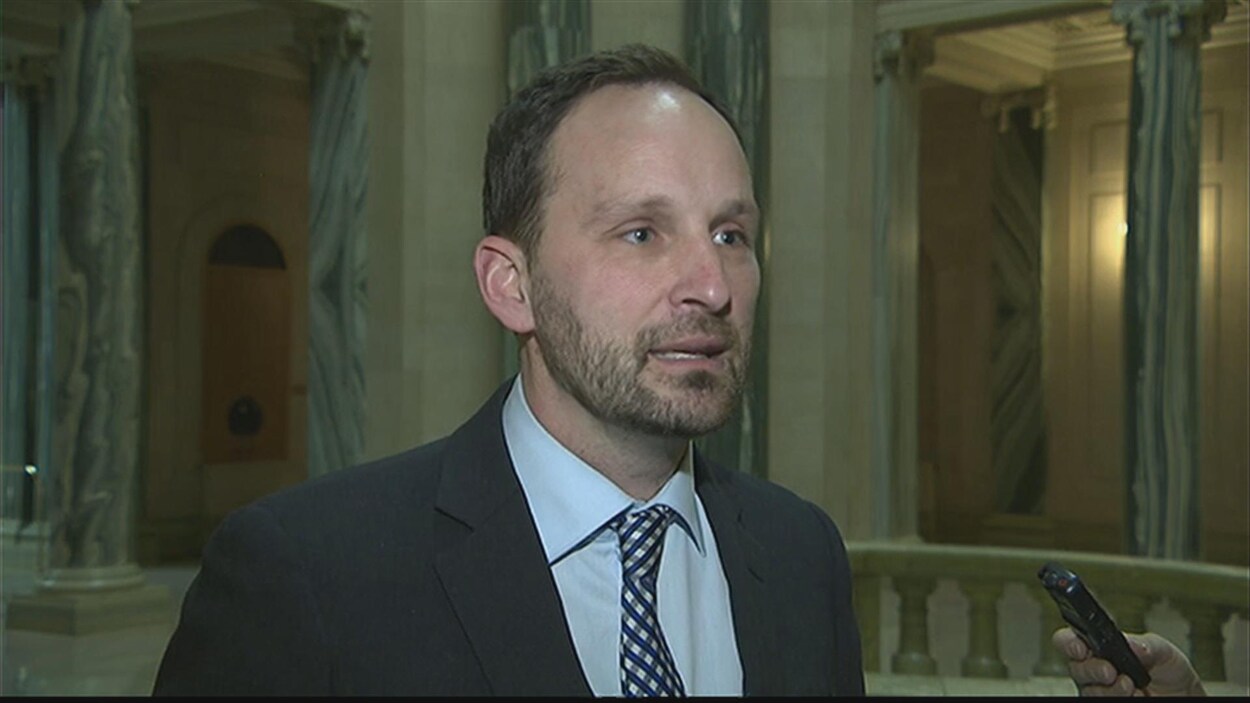 Gros plan sur le visage de Ryan Meili qui répond aux questions des journalistes lors d'un point de presse.