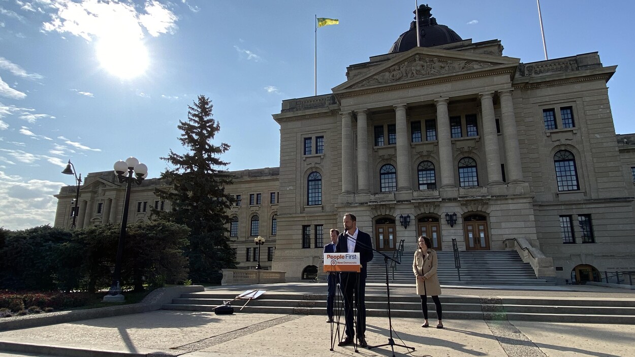 Ryan Meili accompagné de collègues du NPD lors d'un point de presse devant l'édifice parlementaire de la Saskatchewan.