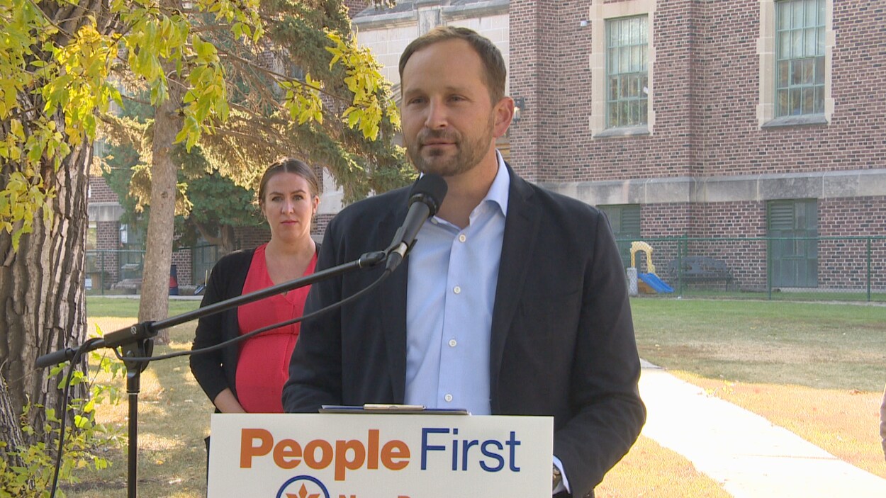 Ryan Meili en conférence de presse.
