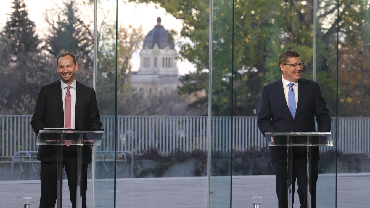 Ryan Meili et Scott Moe pendant le débat des chefs.