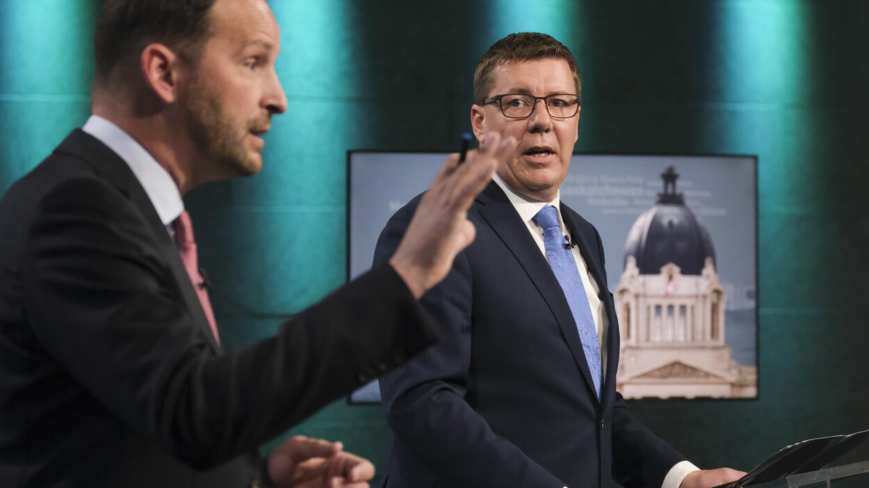 Ryan Meili et Scott Moe lors du débat des chefs.
