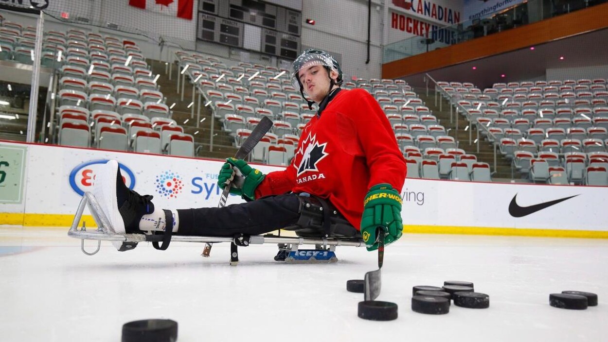 Ryan Straschnitzki sur une luge de hockey dans l'aréna. Ryan Straschnitzki sur une luge de hockey dans l'aréna.