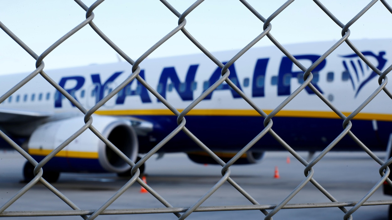 Un avion de ligne à bas prix Ryanair derrière une clôture alors qu'il est stationné sur le tarmac de l'aéroport de Weeze près de la frontière germano-néerlandaise.