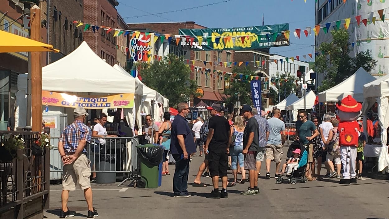 Des gens dans la rue lors du festival