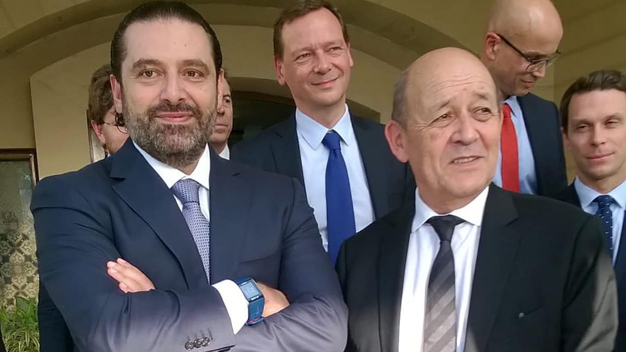 Saad Hariri et Jean-Yves Le Drian, debouts, côte à côte. Saad Hariri et Jean-Yves Le Drian, debouts, côte à côte.