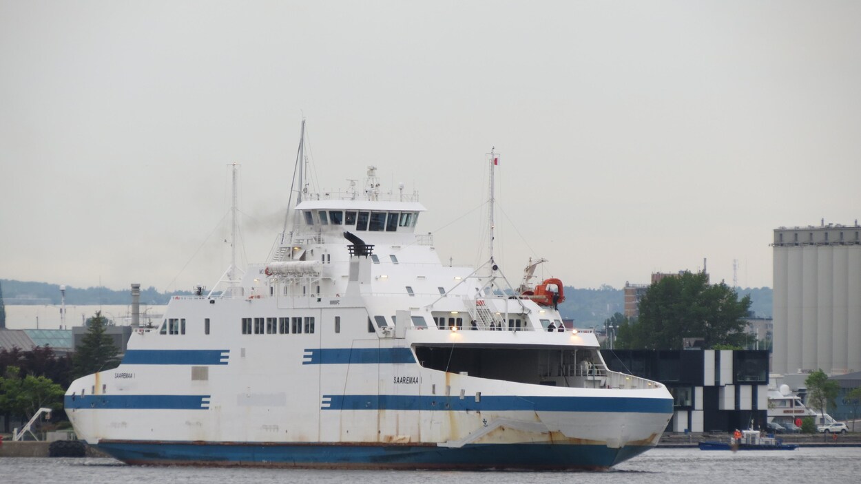 Le Saaremaa quittant le port de Québec.