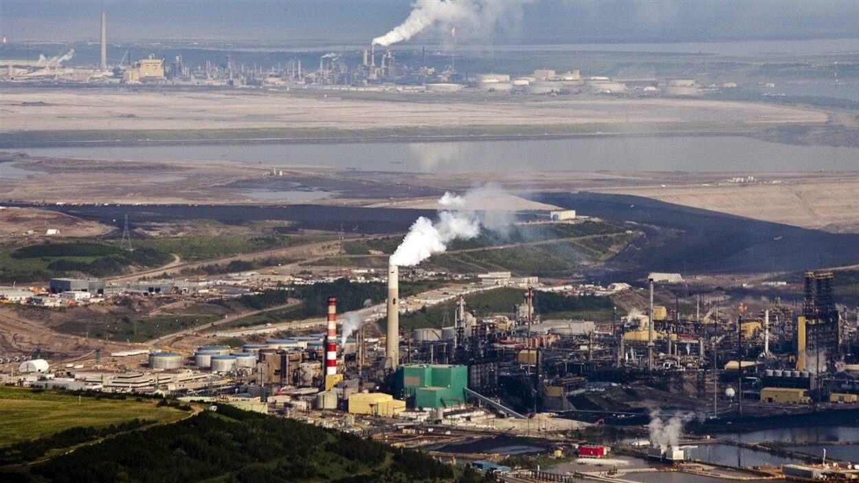 Zone d'exploitation des sables bitumineux près de Fort McMurray, en Alberta.