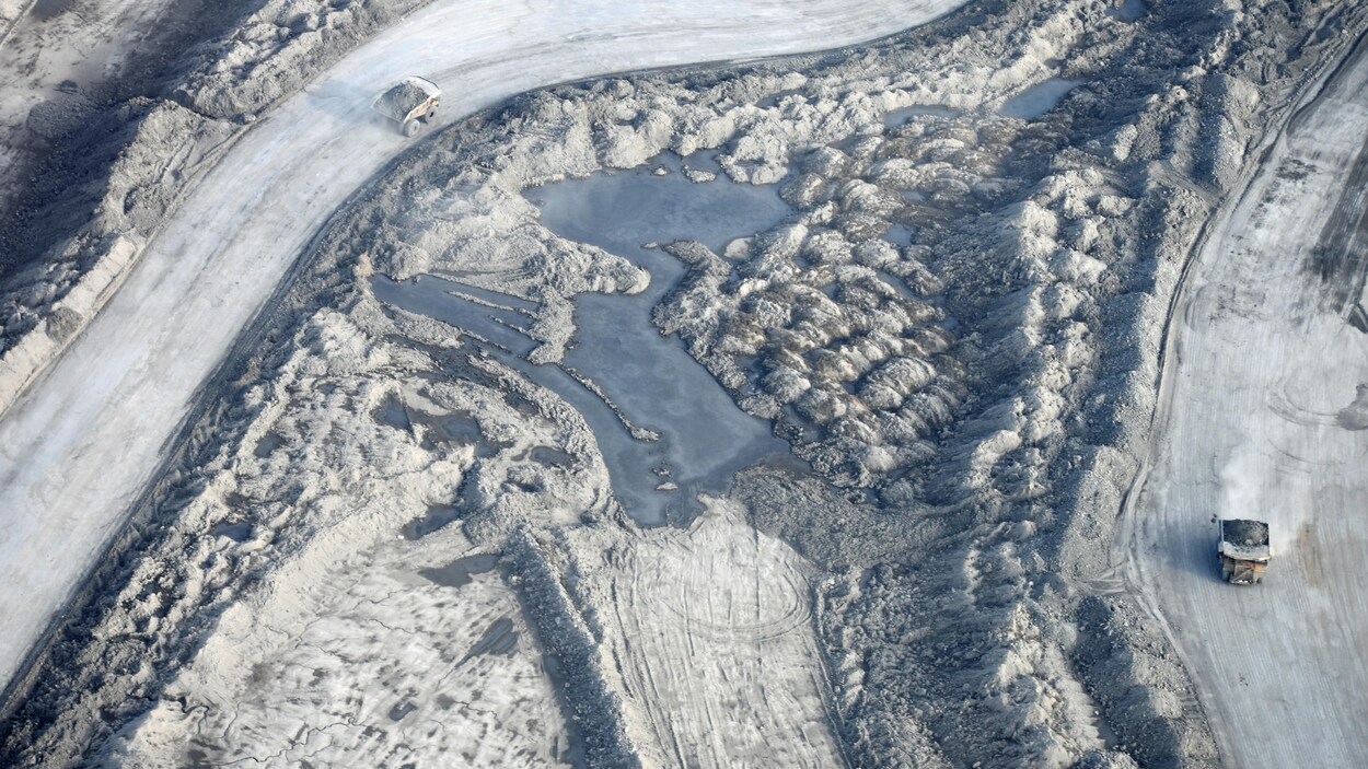 Des camions transportant des chargements de sable, photographiés à partir d'un avion