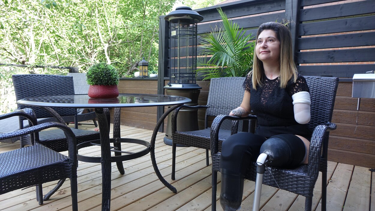 Sabryna Mongeon dans son fauteuil roulant près de ses prothèses.