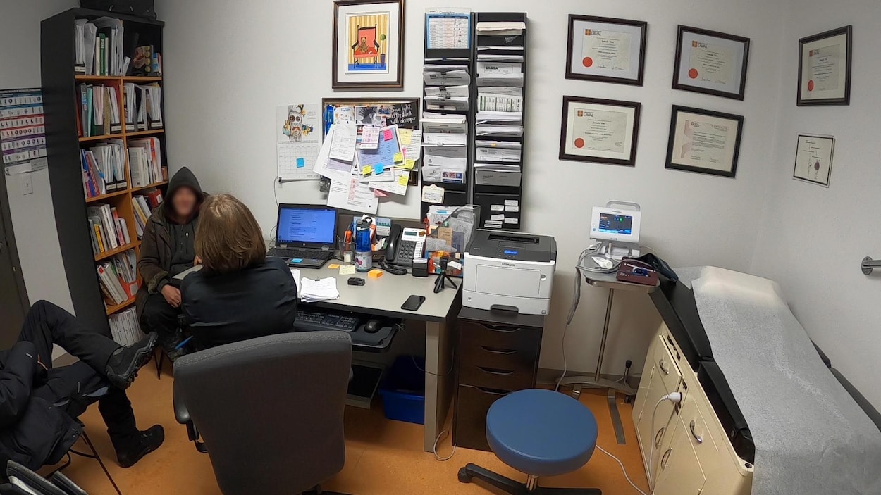 Rencontre entre une médecin et un client de la clinique SABSA.