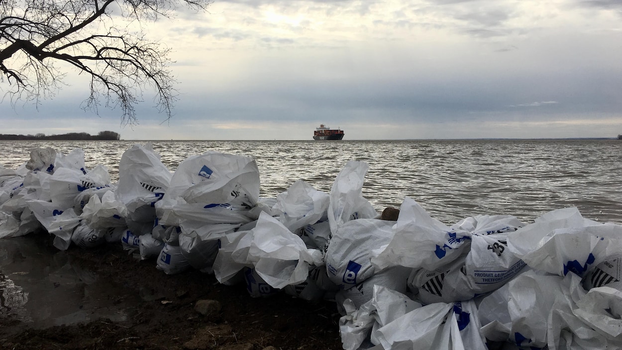 Sacs de sable et bateau au loin.