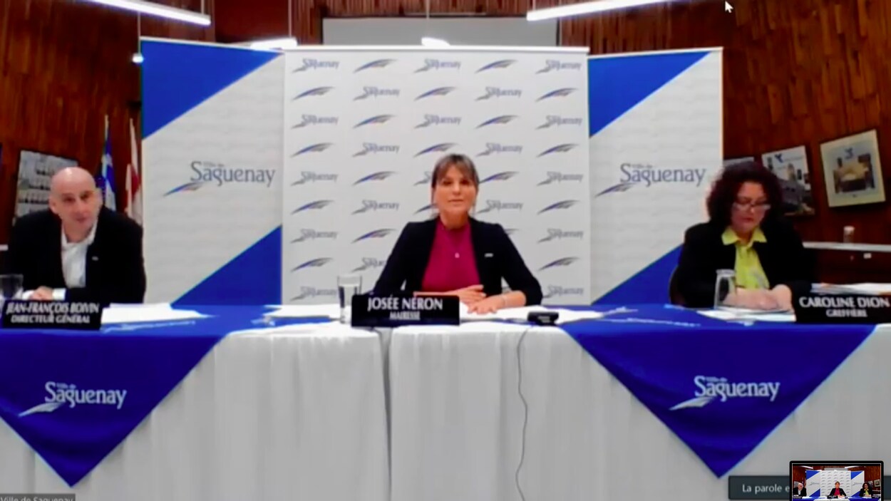 Trois personnes assises à une table.