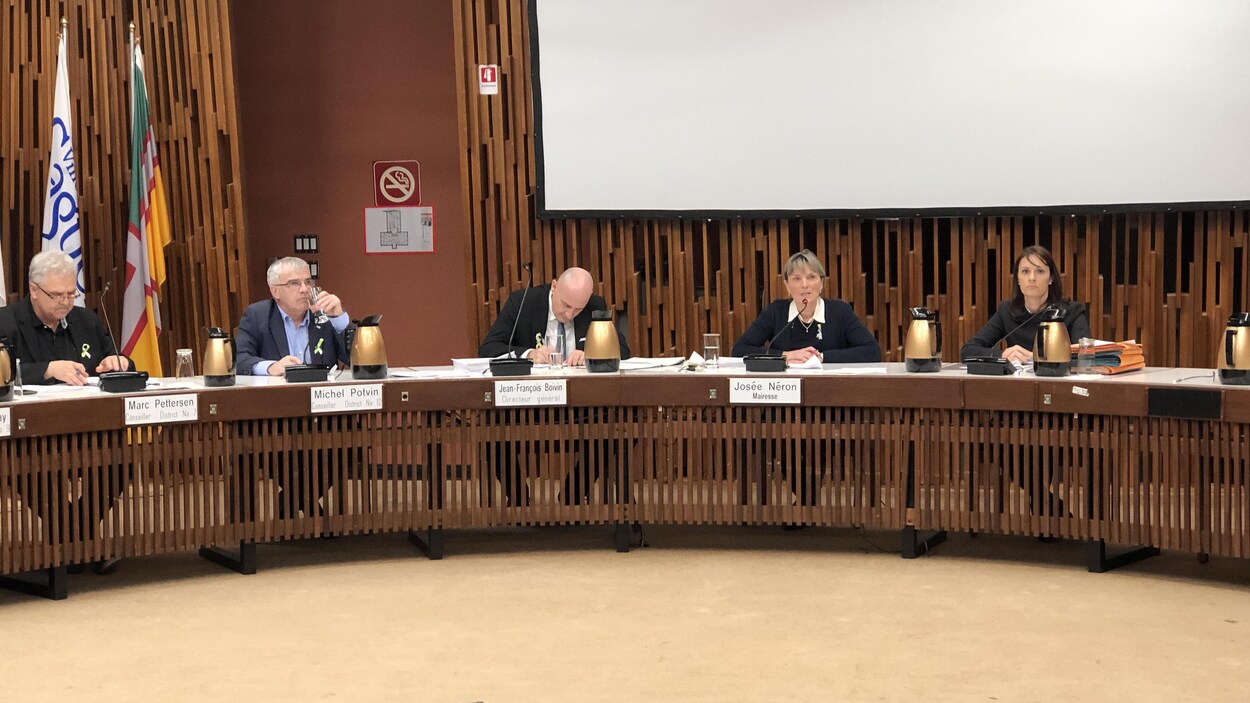 Des élus à la table du conseil.