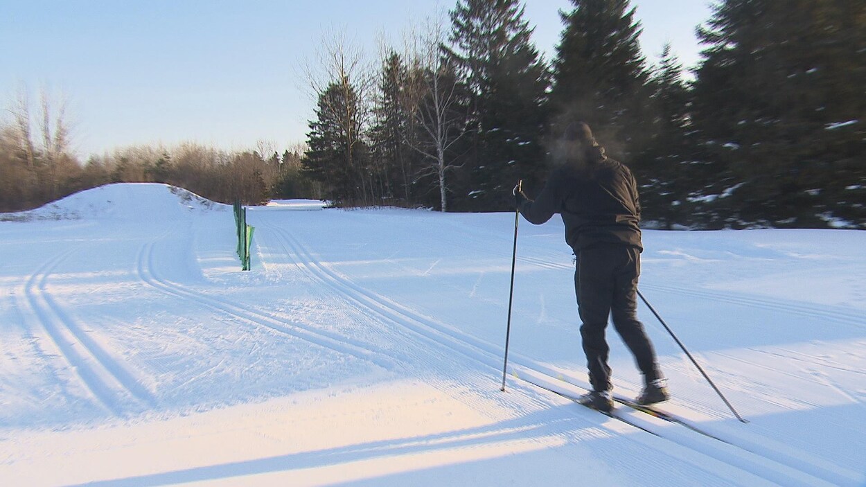 Un skieur au parc de la Rivière-du-Moulin