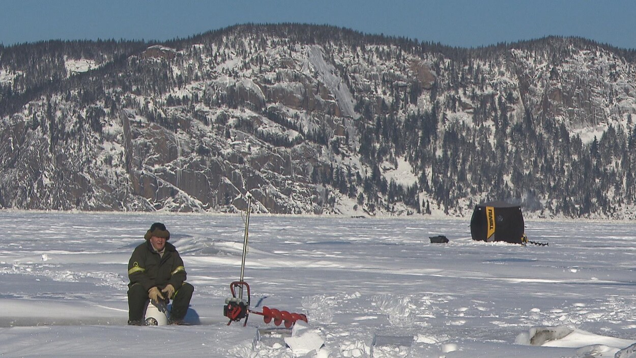 Un pêcheur sur la glace.