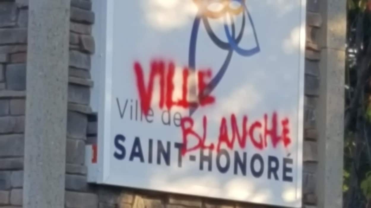Un graffiti indiquant «Ville Blanche» sur la pancarte de Saint-Honoré Un graffiti indiquant «Ville Blanche» sur la pancarte de Saint-Honoré