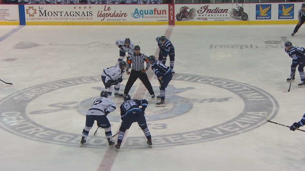 Des joueurs de hockey au cercle des mises en jeu.