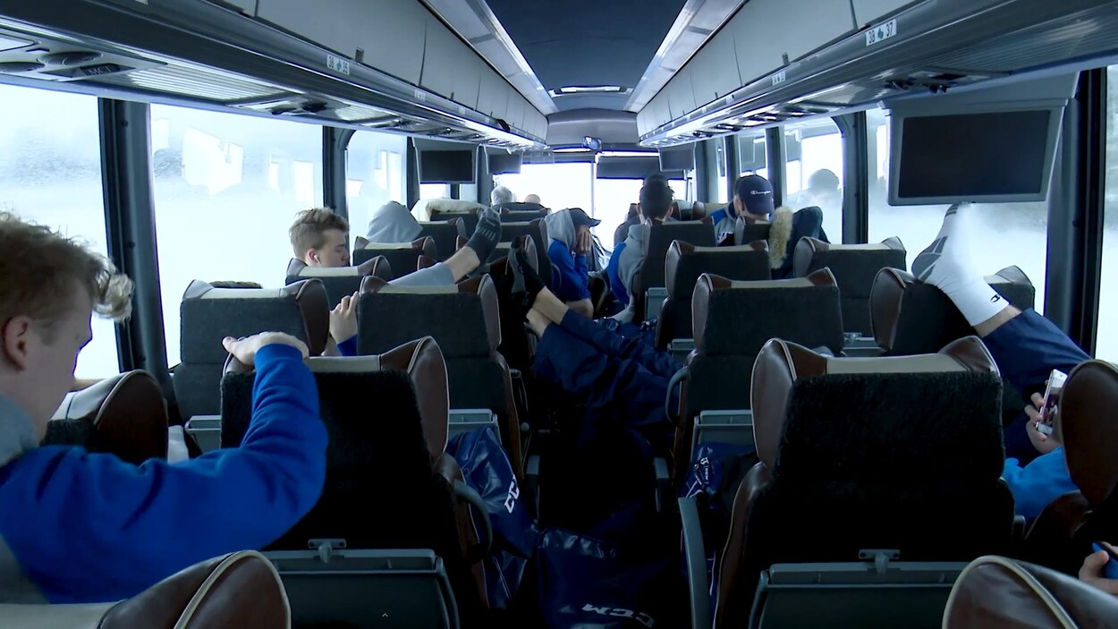 Les Saguenéens de Chicoutimi se trouvent dans leur autobus.
