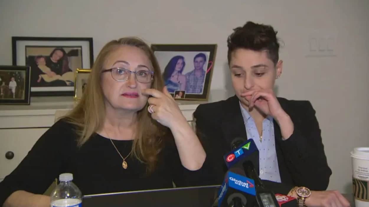Une femme blonde et une jeune femme aux cheveux courts en conférence de presse dans une maison.
