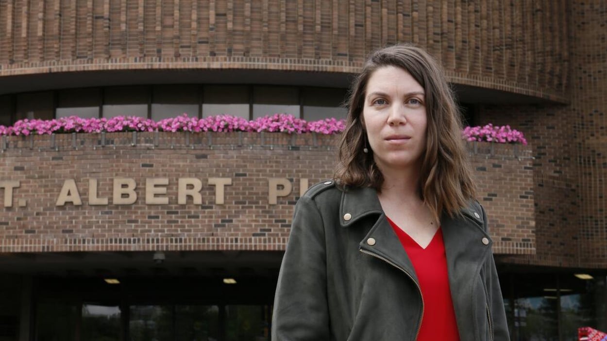 Natalie Joly, devant l'hôtel de ville de Saint-Albert.