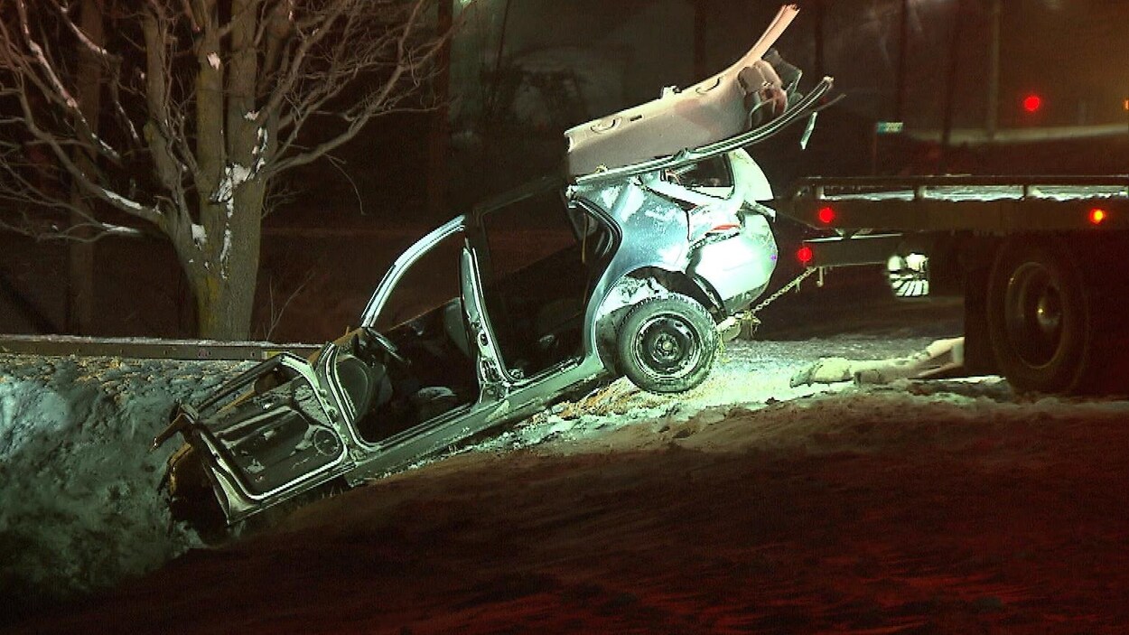 Un véhicule lourdement accidenté est remorqué.