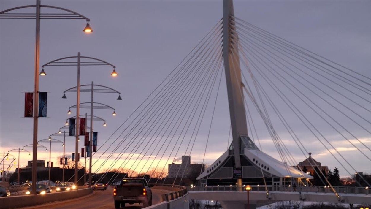 Le soleil se lève sur Saint-Boniface, à Winnipeg. Le soleil se lève sur Saint-Boniface, à Winnipeg.
