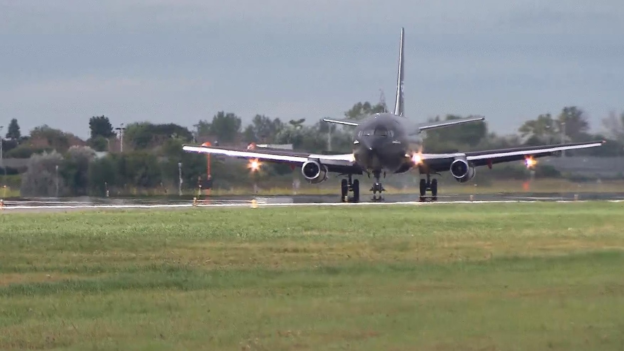 Un Boeing 737-200 atterrit à l'Aéroport de Saint-Hubert.