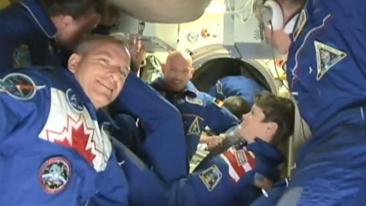 L'astronaute David Saint-Jacques dans la SSI avec ses collègues.