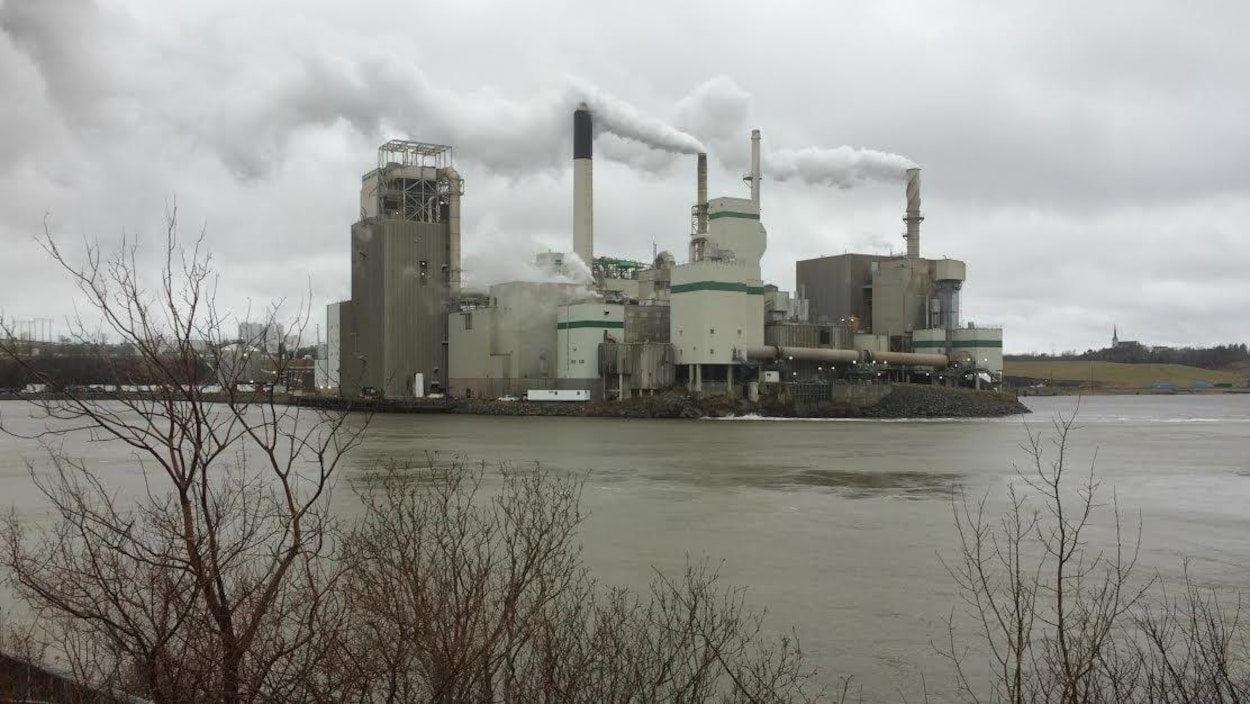 L'usine Irving sur le bord de l'eau