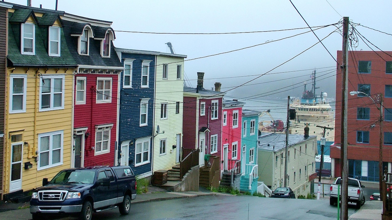 Une rue et des maisons colorées à Saint-Jean de Terre-Neuve.