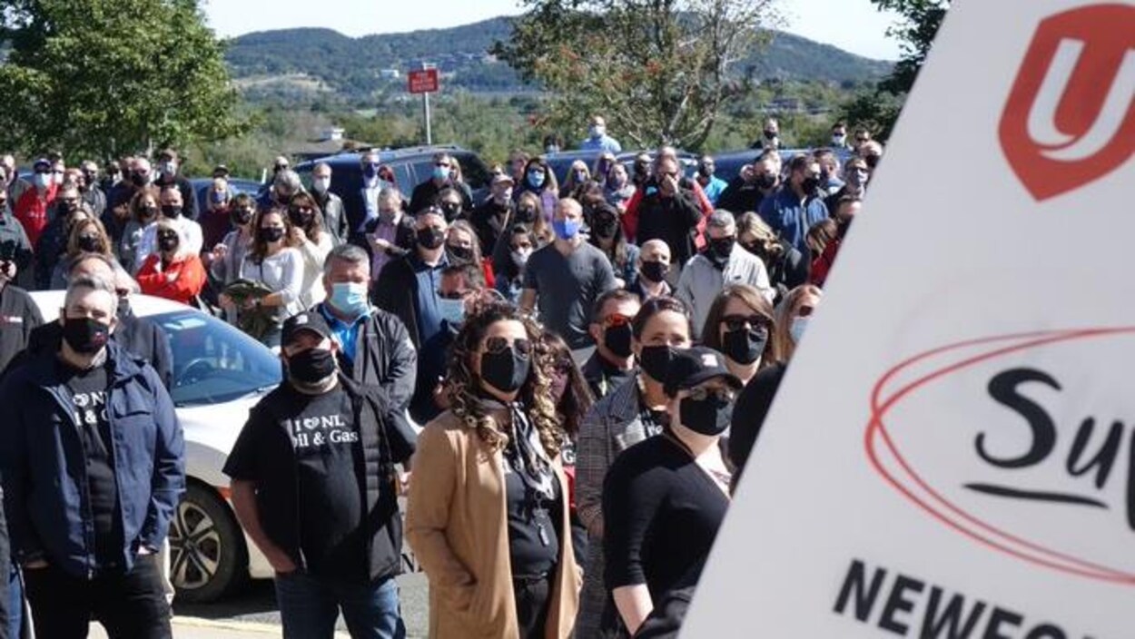 Une affiche syndicale avec en arrière-plan la foule de manifestants.