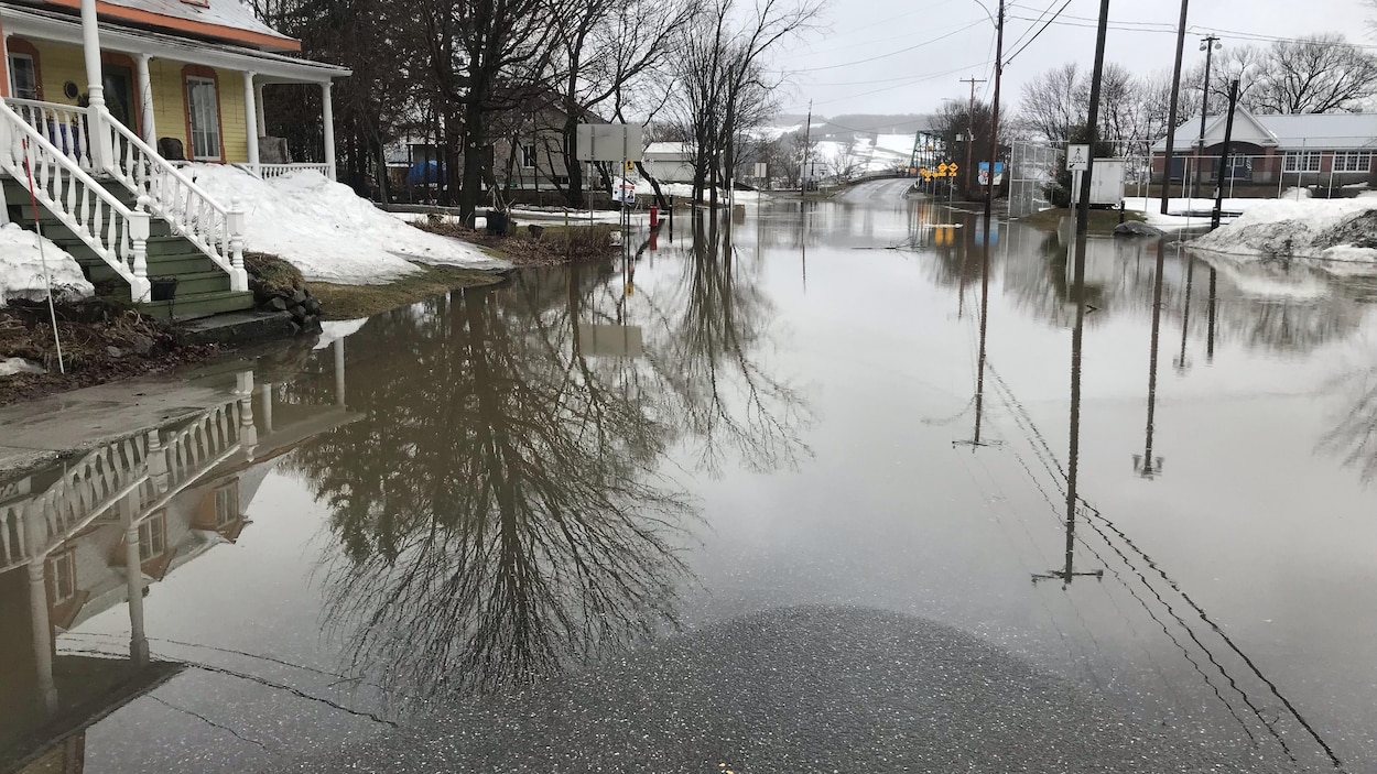 Une rue inondée à Saint-Joseph, en Beauce