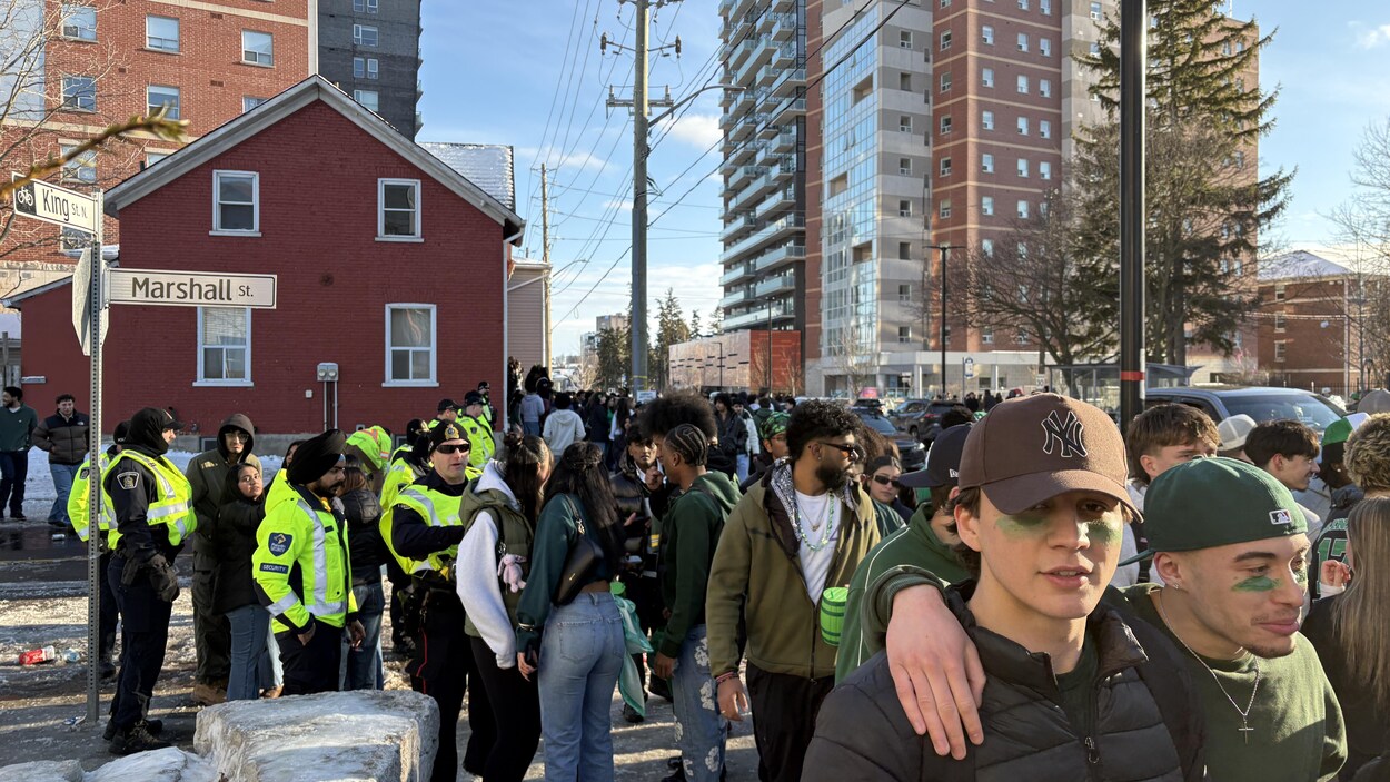 Tireur d’élite à une fête de rue : le chef de police de Waterloo maintient sa décision