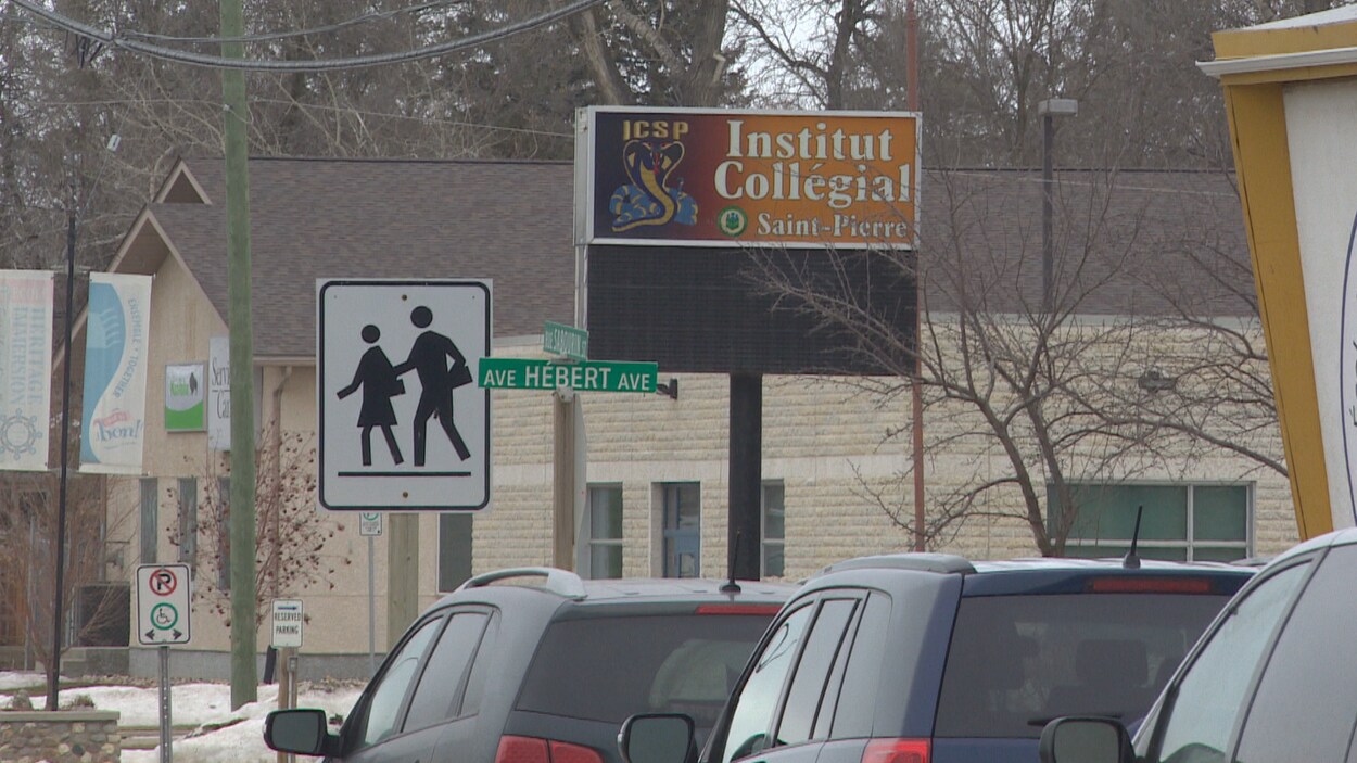 Des panneaux et enseignes dans une rue de Saint-Pierre-Jolys.