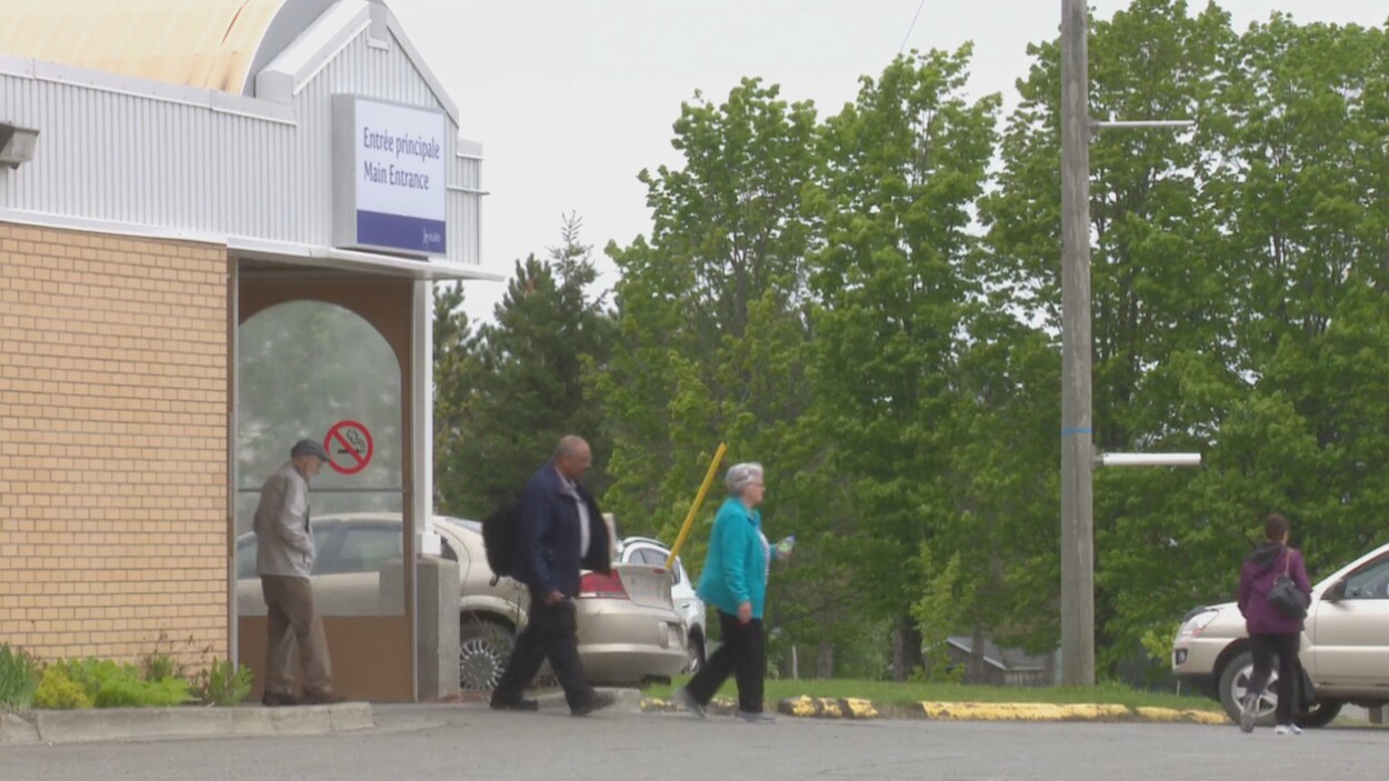 Des personnes âgées sortent de l'hôpital.
