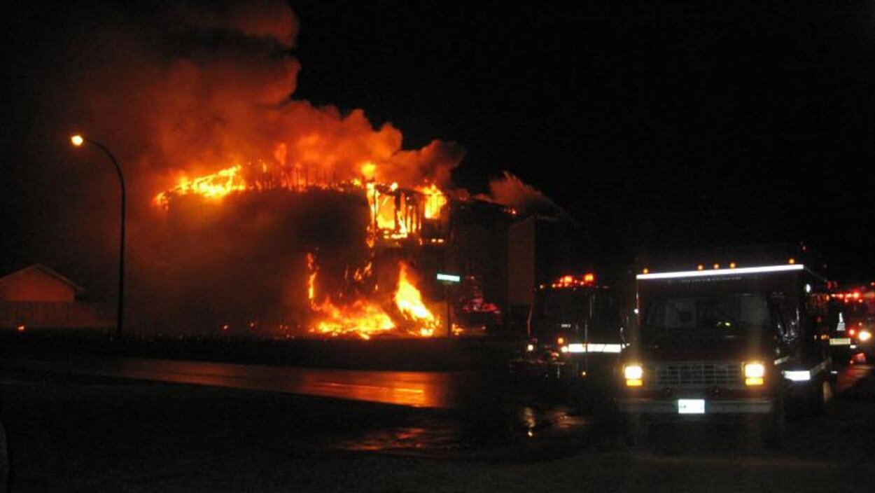 un immeuble en feu et un camion d'incendie. un immeuble en feu et un camion d'incendie.