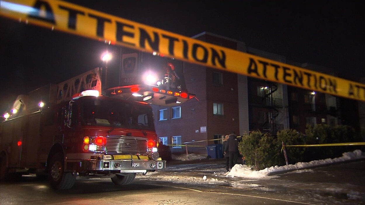 Les pompiers sur place, devant l'immeuble incendié.