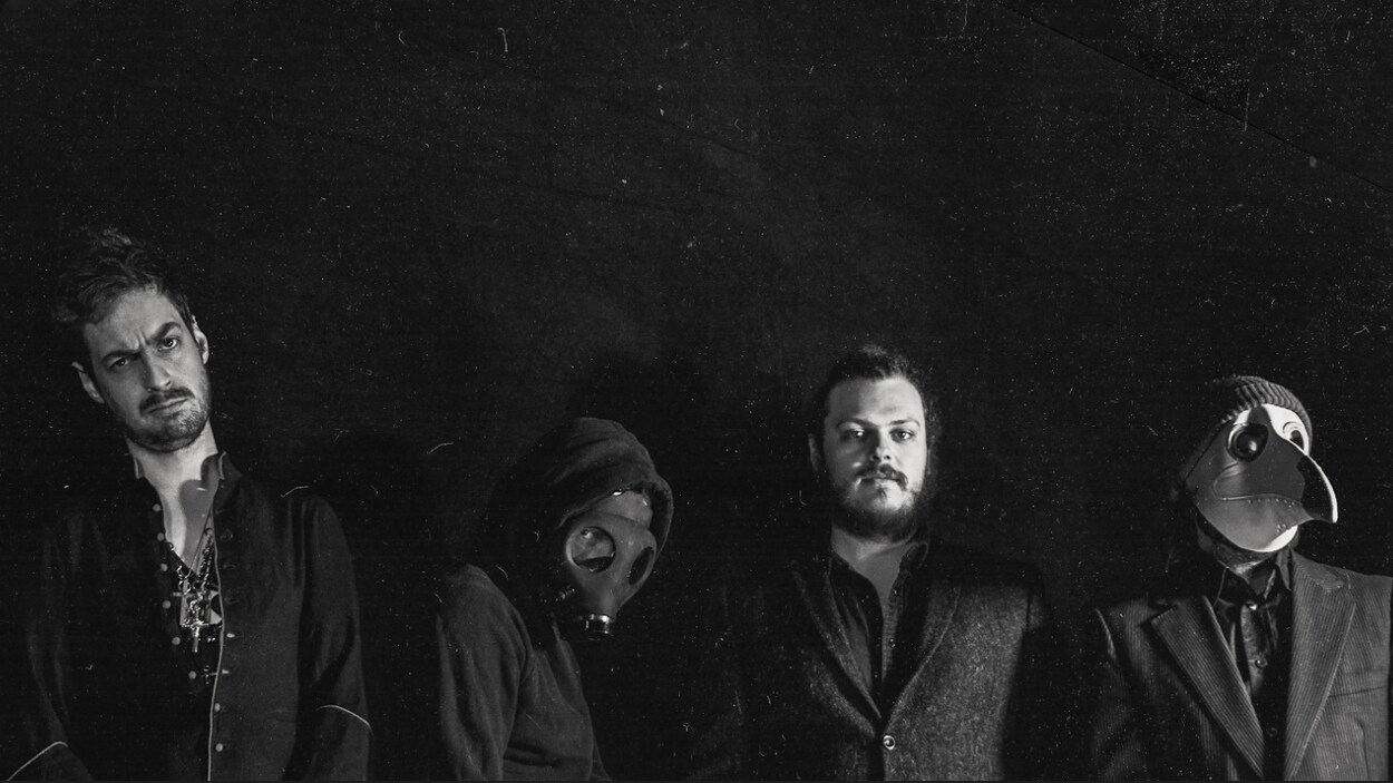 Les quatre membres du groupe Saints Martyrs regardent la caméra de face. 