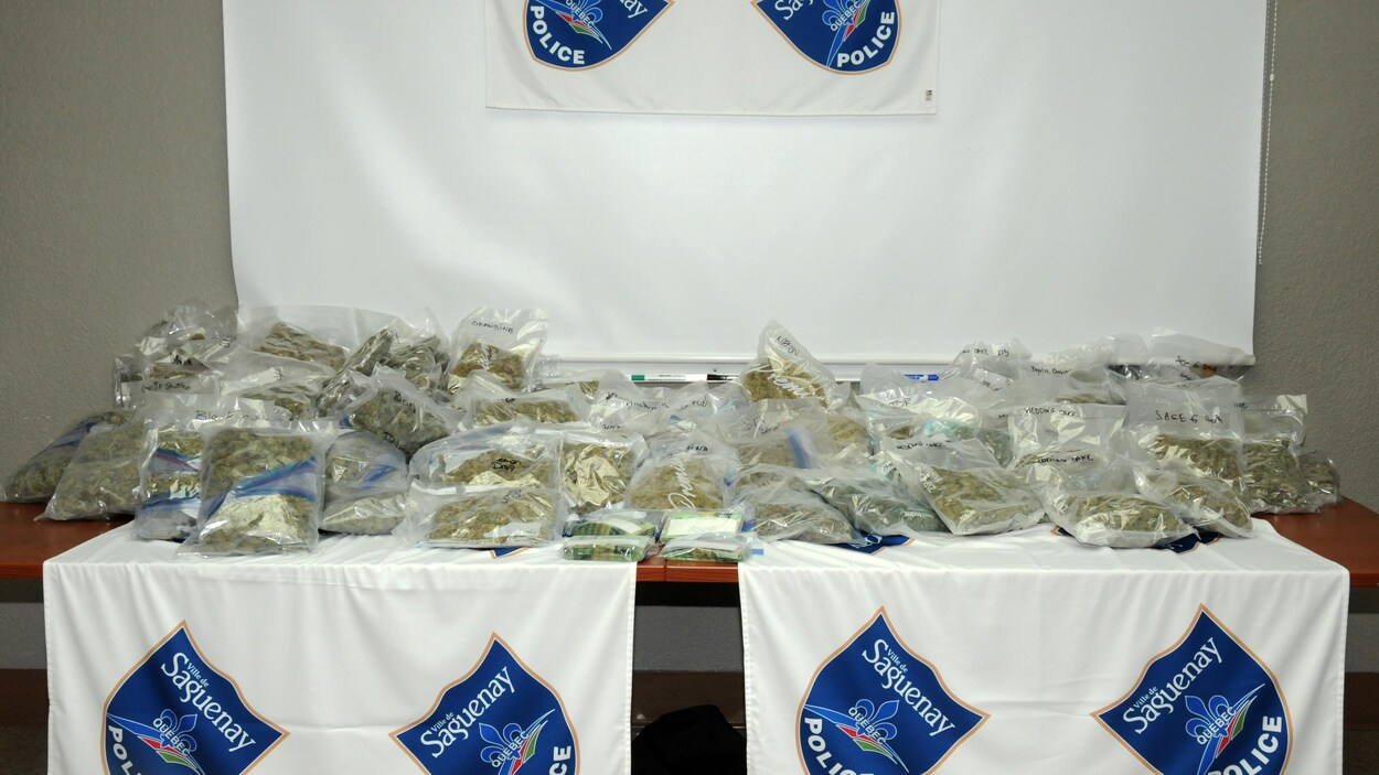 Des sacs contenant du cannabis et de l'agent.