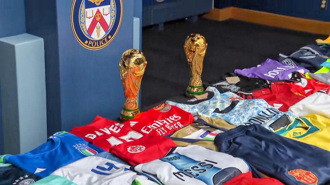 Contrefaçon en vue de la Coupe du monde : saisie record de 3,5 millions $ à Toronto