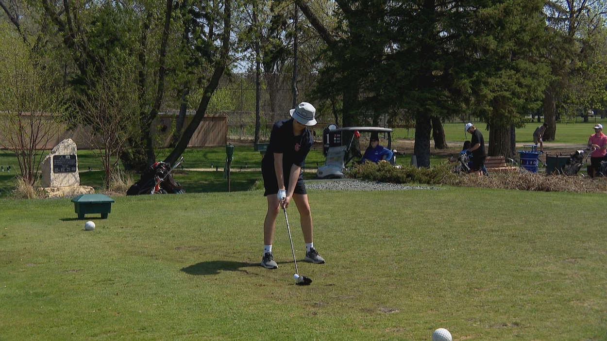 Des amateurs de golf profitent du beau temps