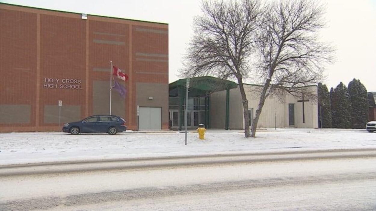 La façade de l'école secondaire Holy Cross de Saskatoon.