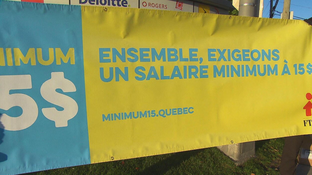 Des syndiqués de la FTQ ont distribué des tracts aux automobilistes pour les sensibiliser à l'augmentation du salaire minimum à 15 $. Des syndiqués de la FTQ ont distribué des tracts aux automobilistes pour les sensibiliser à l'augmentation du salaire minimum à 15 $.