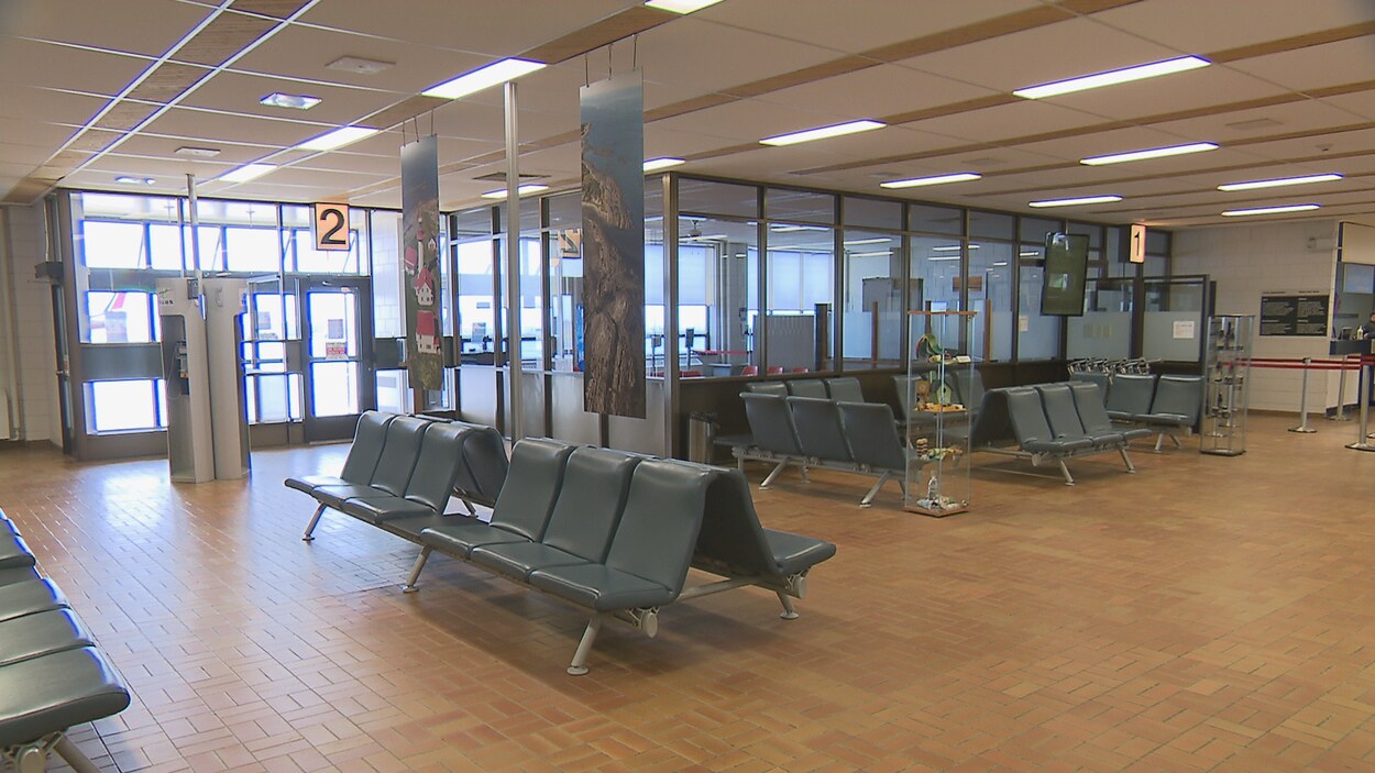 La salle d'attente à l'intérieur de l'aéroport de Mont-Joli.