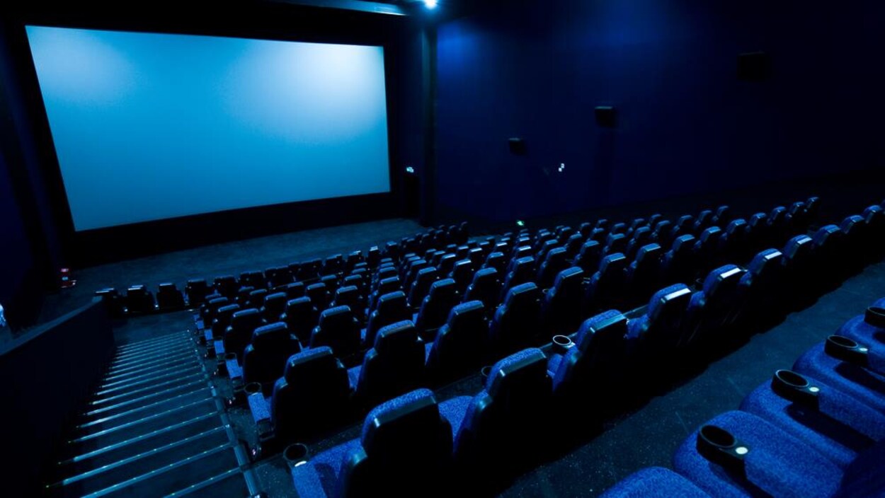 Une salle de cinéma vide.