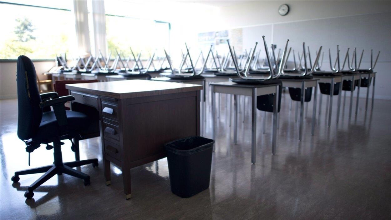 Une salle de classe vide à l’école secondaire